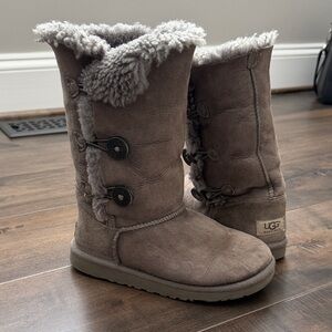 UGG kids Bailey Button Boots- Gray